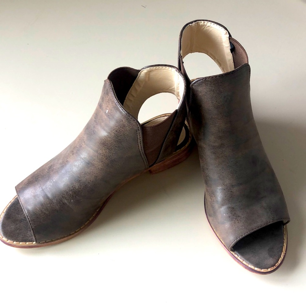 Mata wedge ankle booties